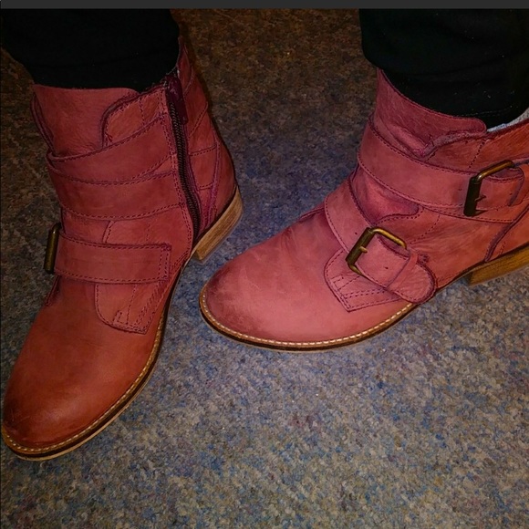 Steve Madden Shoes - Steve Madden Territory burgundy nubuck booties 6